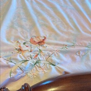 Elegant Floral Embroidered Table Cloth 98x64 in. Oblong